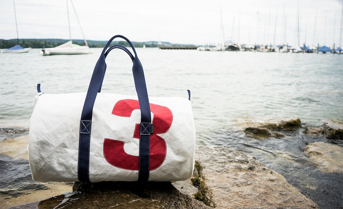 Grosse Tasche mit der Zahl 9